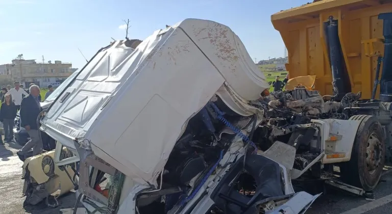 Mardin'de tır ile kamyonun çarpıştığı kazada 1 kişi öldü