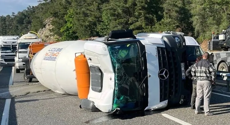 Marmaris'te devrilen beton mikseri ulaşımı aksattı