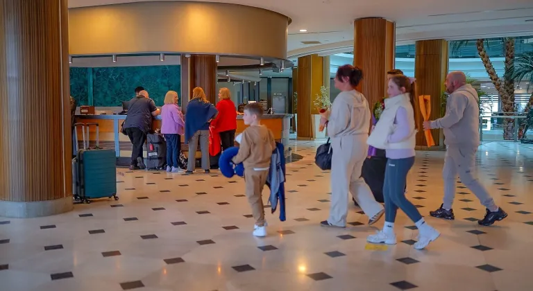 Marmaris'te turizm sezonu İngiliz turist kafilesinin gelmesiyle başladı