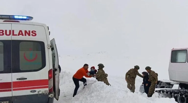 Mehmetçik, Kars'ta kardan kapanan yollar nedeniyle ulaşılamayan hasta çocukları sağlık ekiplerine teslim etti