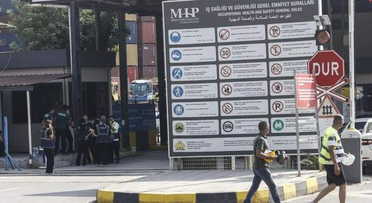 Mersin Uluslararası Limanı'nda iş makinesi konteynerin üzerine devrildi