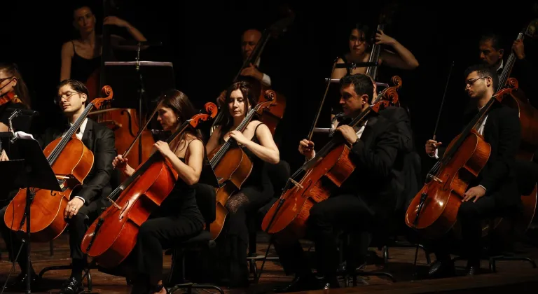 Mersin'de "Carmina Burana" sahne kantatı sanatseverlerle buluştu