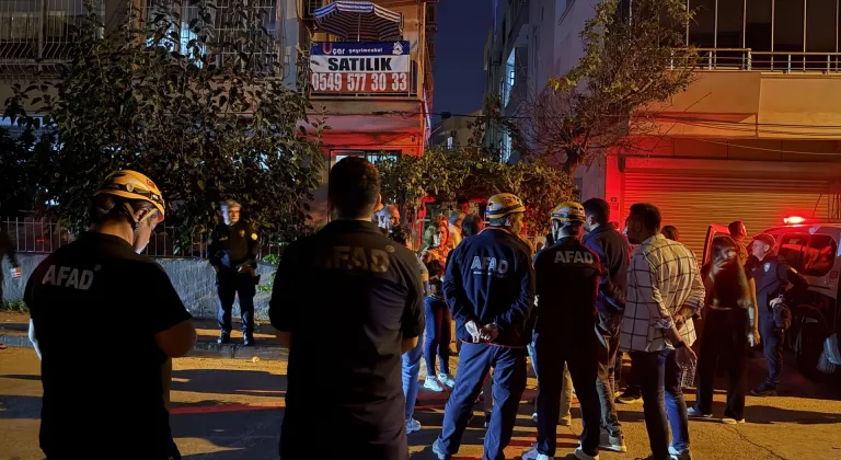 Mersin'de çatlaklar oluştuğu belirlenen binadaki vatandaşlar tahliye edildi