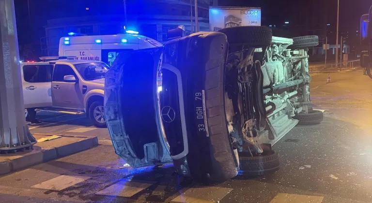 Mersin'de cipin ambulansa çarpması sonucu 5 kişinin yaralandığı kaza kamerada