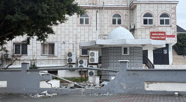 Mersin'de cipin cami duvarına çarpması kamerada