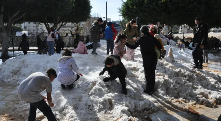Mersin'de çocuklar Toros Dağları'ndan getirilen karla eğlendi