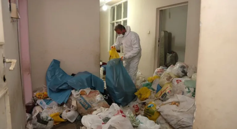 Mersin'de çöp biriktirilen evden ruhsatsız silah ve 115 bin lira çıktı