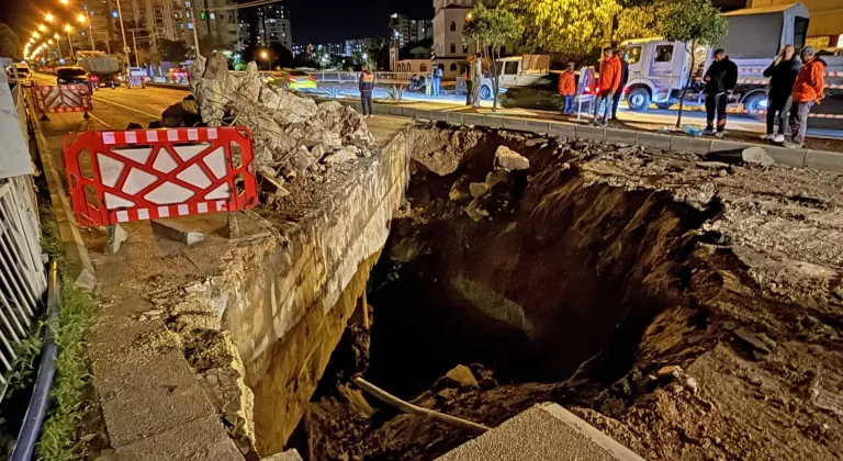 Mersin'de dere üstündeki köprünün bir kısmı çöktü