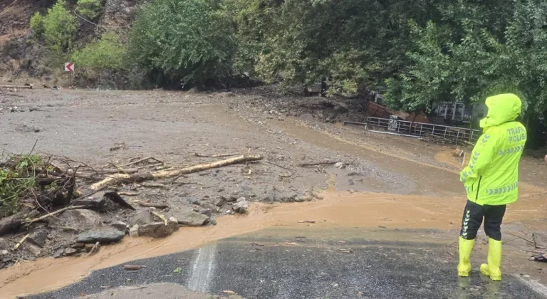 Mersin'de heyelan nedeniyle Anamur-Gazipaşa kara yolu trafiğe kapandı