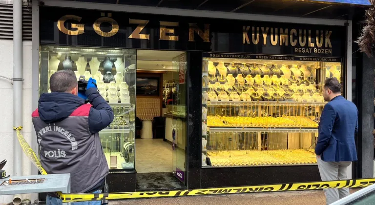 Mersin'de kuyumcuyu soyan zanlı tabancayla havaya ateş ederek kaçtı