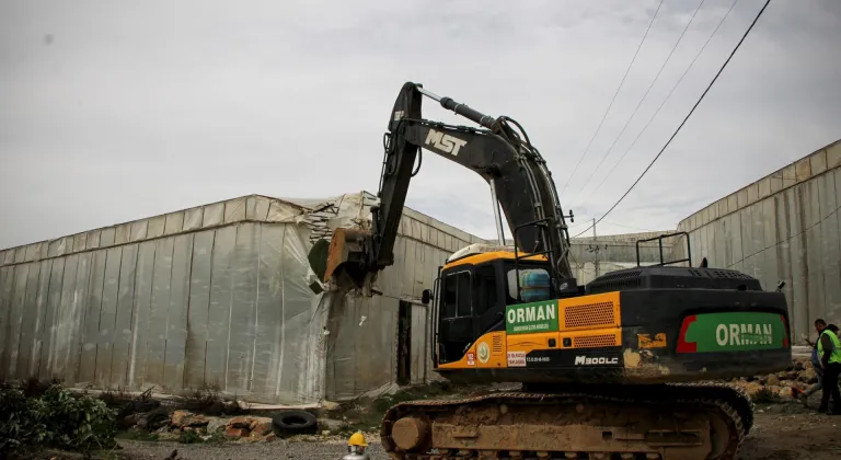 Mersin'de orman sınırlarındaki kaçak yapıların yıkımına başlandı