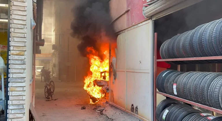 Mersin'de otomobil lastiği tamiri yapılan iş yerinde çıkan yangın söndürüldü