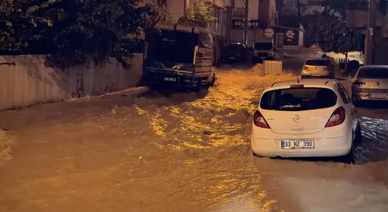 Mersin'de sağanak, su baskınlarına neden oldu