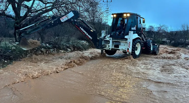 Mersin'de sağanaktan etkilenen alanlarda temizlik çalışması sürüyor