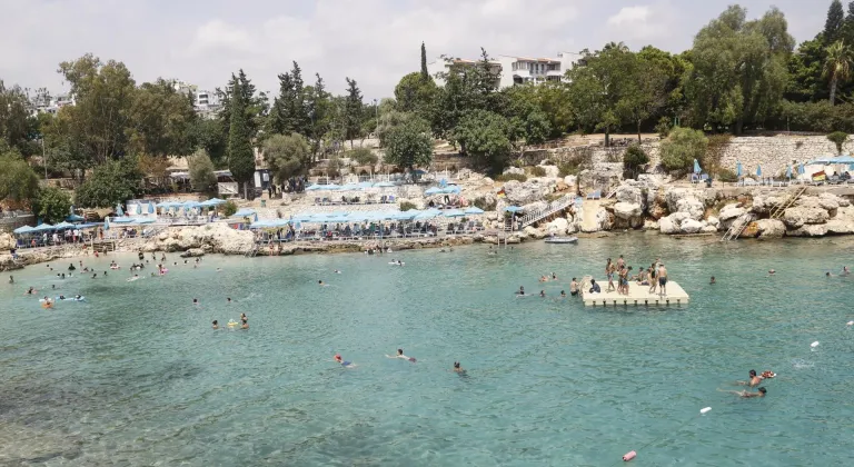 Mersin'de sıcaktan bunalanlar sahilleri doldurdu
