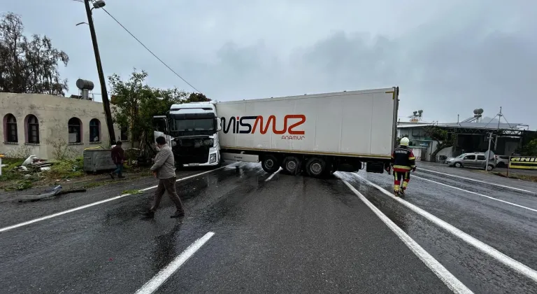 Mersin'de sürücüsünün kontrolünden çıkan tırın çarptığı baraka iş yeri yıkıldı