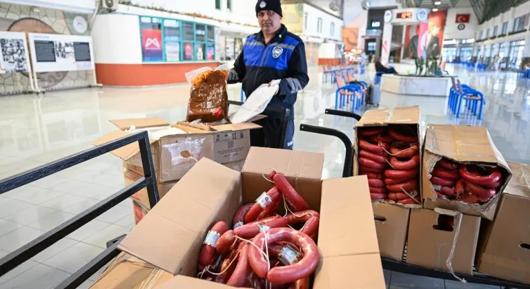 Mersin'de yolcu otobüslerindeki 300 kilogram sucuk ve 2 koli çiğköfteye el konuldu