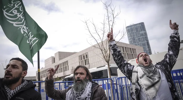 Mescid-i Aksa'nın kapatılması ve İran'a yönelik saldırılar ABD Büyükelçiliği önünde protesto edildi