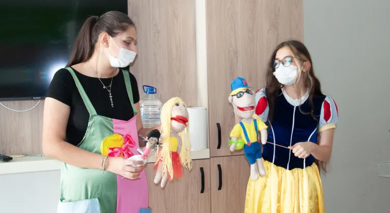 Meslek lisesi öğrencilerinden hastanede tedavi gören çocuklara ve annelerine sürpriz
