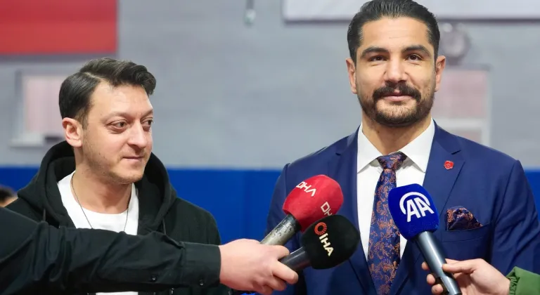 Mesut Özil, güreş milli takımı kampını ziyaret etti