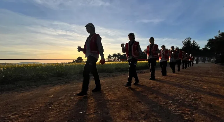 Milli Bilinç Kampı'na katılan izciler, kınalı saçlarıyla atalarının yolunda