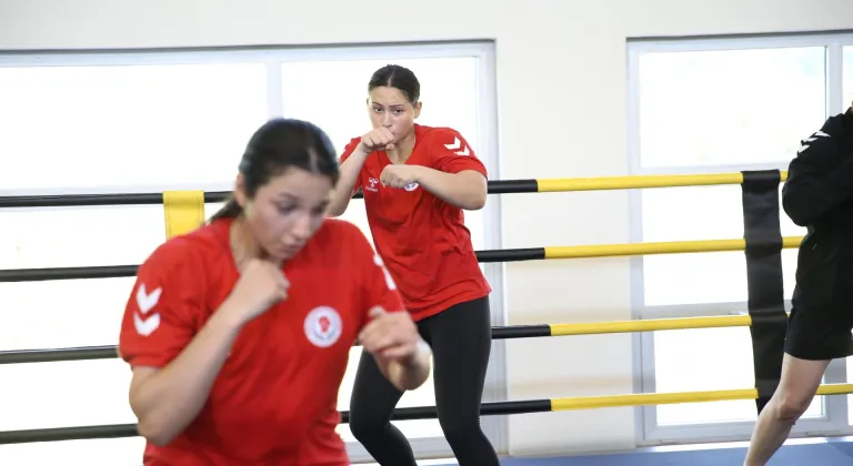 Milli boksörler Melisa ve Sudenaz, Avrupa şampiyonluğu için yumruk sallayacak