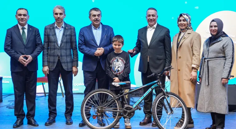 Milli Eğitim Bakanı Tekin, Sultangazi Belediyesi Ramazan Etkinlik Çadırı'nı ziyaret etti: