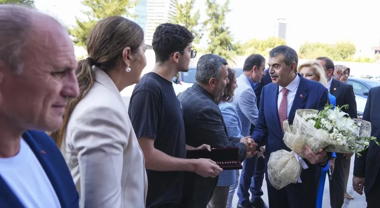 Milli Eğitim Bakanı Yusuf Tekin, İzmir'de ziyaretlerde bulundu