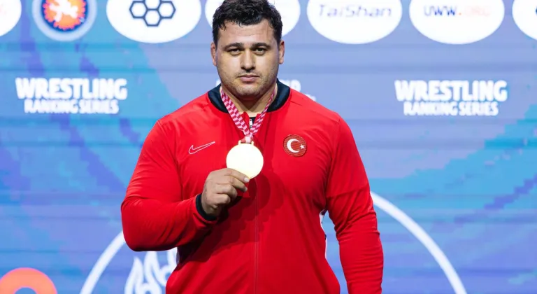 Milli güreşçi Rıza Kayaalp, mindere altın madalyayla döndü
