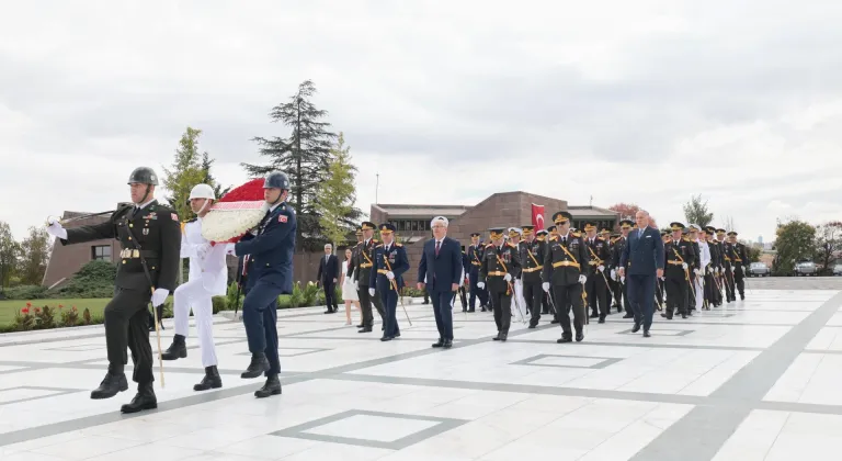 Milli Savunma Bakanı Güler, Devlet Büyükleri Anıt Mezarlığı'nı ziyaret etti:
