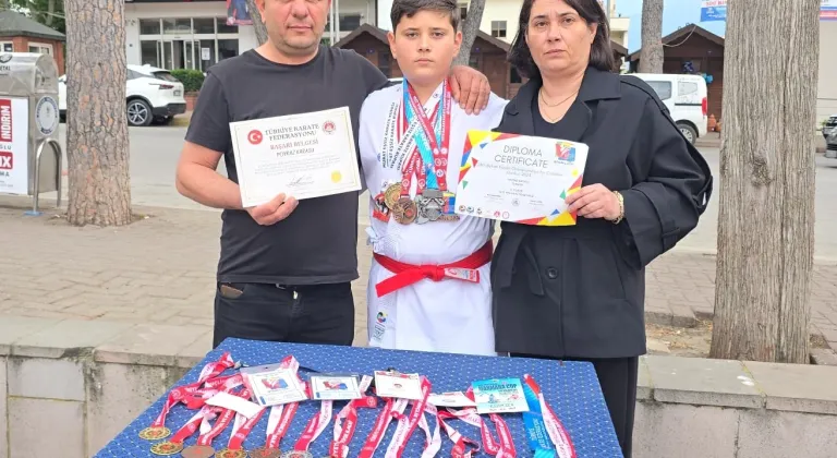 Milli sporcu oğlunun Kuyucak Belediyespor'dan uzaklaştırıldığını öne süren baba, belediye binasına siyah çelenk bıraktı