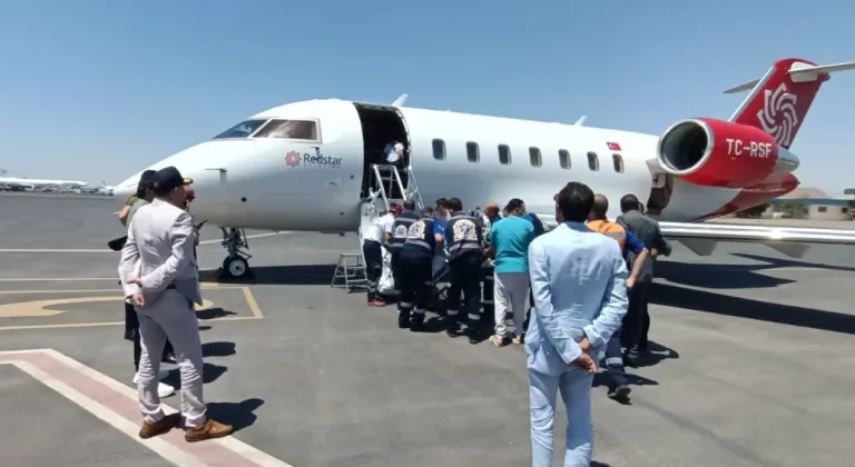 Mısır'da trafik kazası geçiren 3 Türk vatandaşı hava ambulansıyla Türkiye'ye getirildi