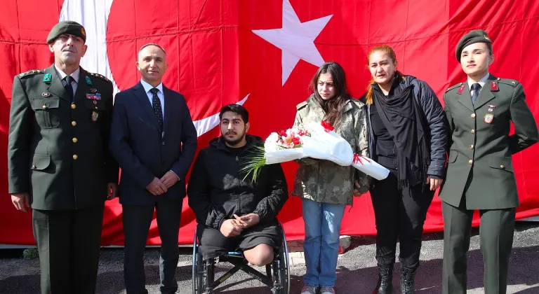 MSB'nin girişimleriyle afetzede genç kız, kendisine parka veren albayla buluştu