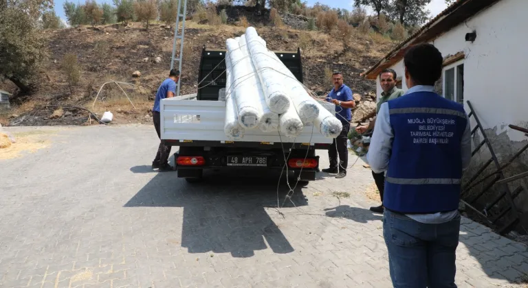 Muğla Büyükşehir Belediyesi, Seydikemer'de yangından etkilenen üreticilere destekte bulundu