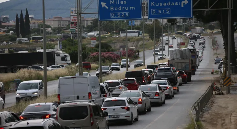Muğla ve Aydın'ın turistik ilçelerine giden yollarda yoğunluk yaşanıyor
