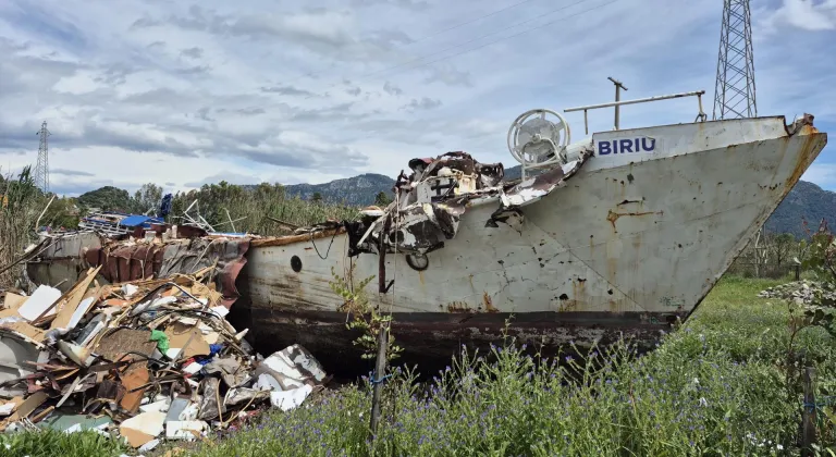 Muğla'da 4 yıl önce göçmen operasyonunda yakalanan gemi hurdaya ayrıldı