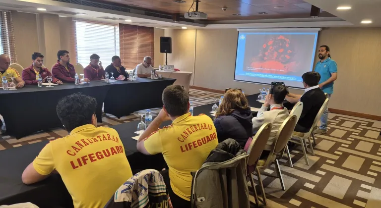 Muğla'da otellerin personeli sahile yuva yapan caretta carettalar hakkında bilgilendirildi