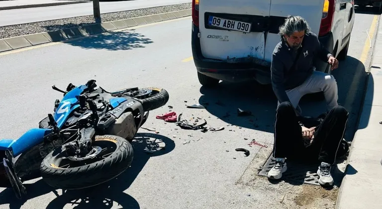 Muğla'da park halindeki hafif ticari araca çarpan motosikletli yaralandı
