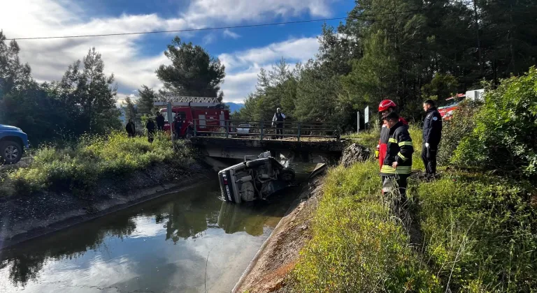 Muğla'da su kanalına devrilen otomobilin sürücüsü hayatını kaybetti