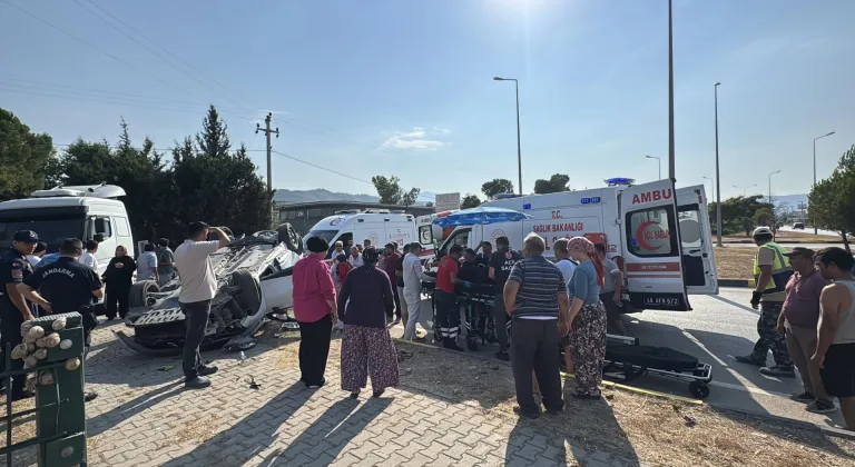 Muğla'da tır ile otomobilin çarpıştığı kazada 4 kişi yaralandı