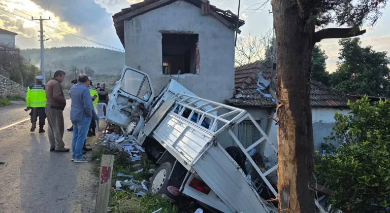 Muğla'da yol kenarındaki eve çarpan kamyonetin sürücüsü öldü