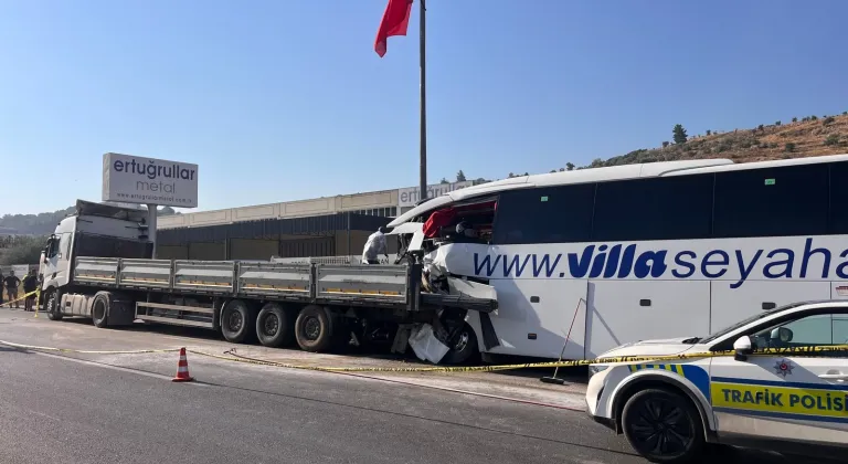 Muğla'da yolcu otobüsü ile tırın çarpıştığı kazada 2 kişi öldü, 18 kişi yaralandı