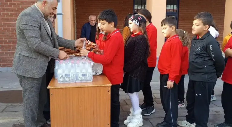 Muhtar Yağlı öğrencilerin mutluluğuna ortak oldu