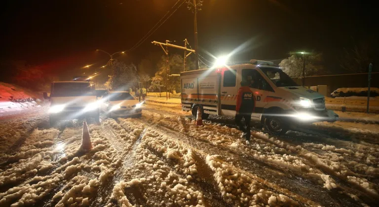 Muş-Bingöl kara yolunda kar nedeniyle mahsur kalanlar ekiplerce kurtarıldı