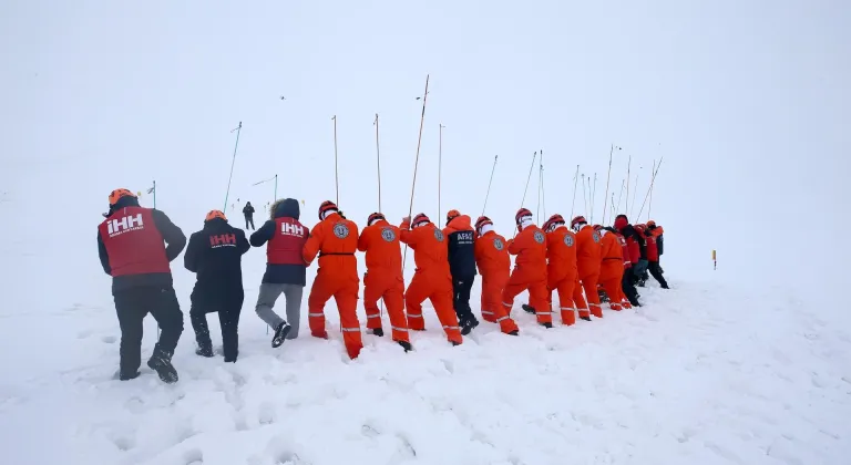 Muş'ta 2 bin 600 rakımlı Kozma Dağı'nda çığ tatbikatı