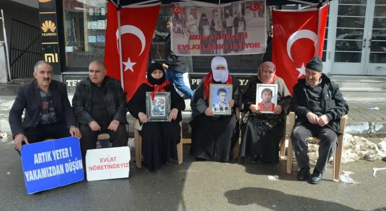 Muş'ta aileler DEM Parti önündeki eylemlerine devam ediyor