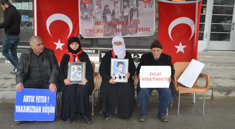 Muş'ta aileler DEM Parti önündeki eylemlerini sürdürdü