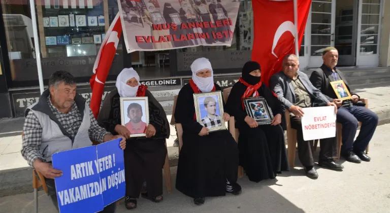 Muş'ta aileler DEM Parti önündeki eylemlerini sürdürüyor