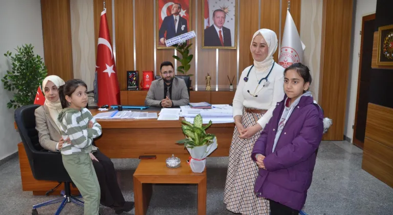 Muş'ta erken teşhisle sağlığına kavuşan çocuktan doktora teşekkür ziyareti