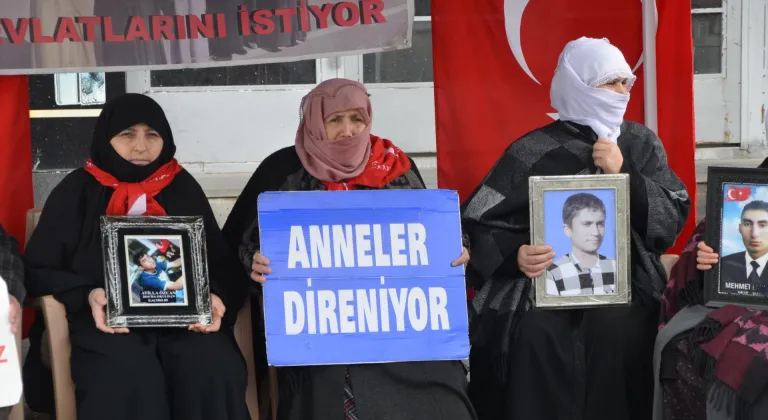 Muş'ta evlatlarına kavuşmak isteyen aileler, DEM Parti önündeki eylemlerini sürdürdü